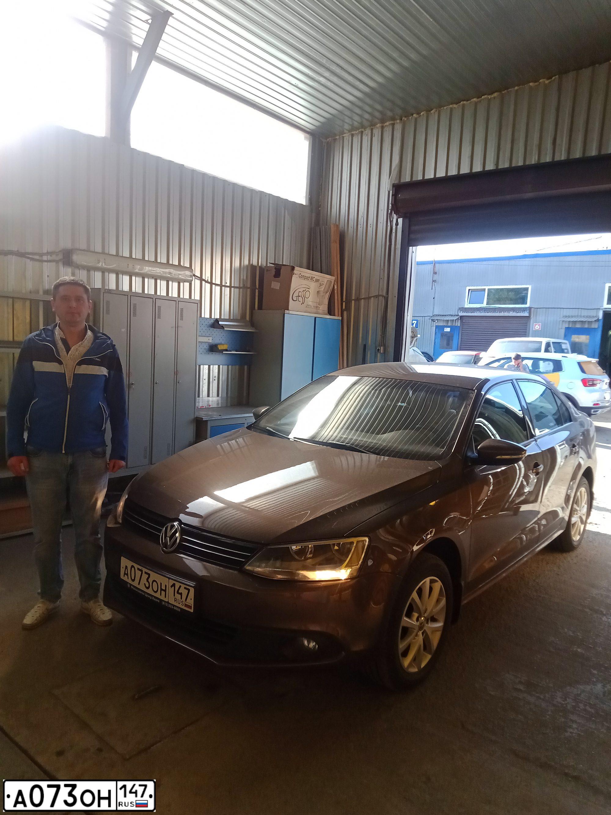 Фото автомобиля VOLKSWAGEN JETTA, 2012 — госномер Е791ЕТ147. Цвет: Коричневый