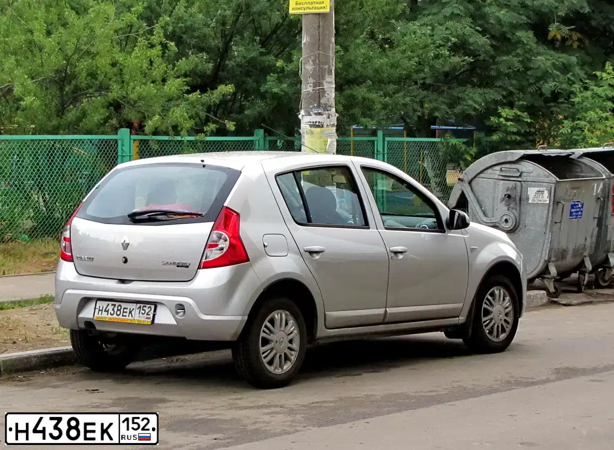 Фото автомобиля RENAULT SANDERO, 2013 — госномер Н438ЕК152. Цвет: СВЕТЛО-СЕРЫЙ