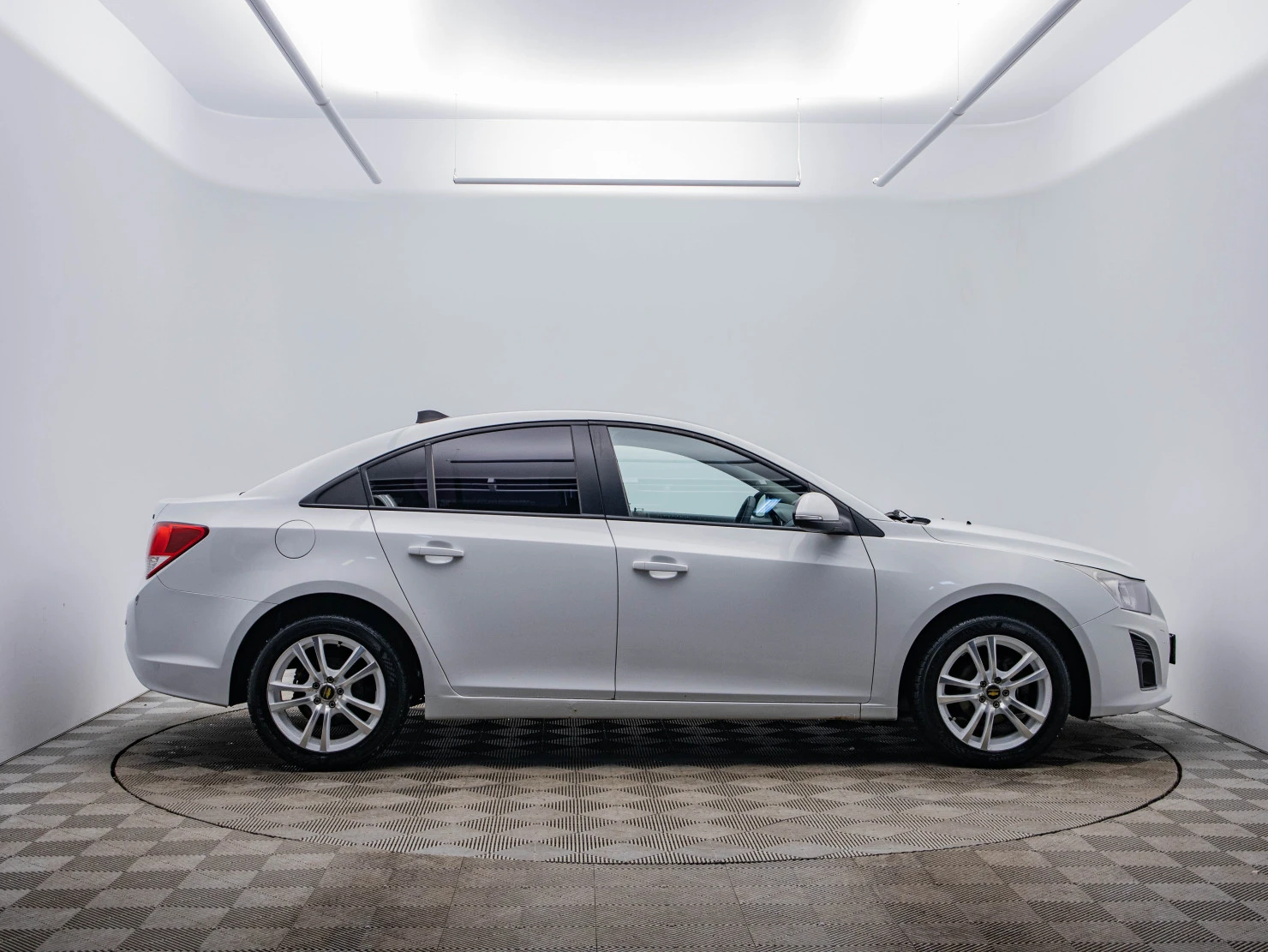 Фото автомобиля CHEVROLET CRUZE, 2014 — госномер Е488ТМ750. Цвет: БЕЛЫЙ