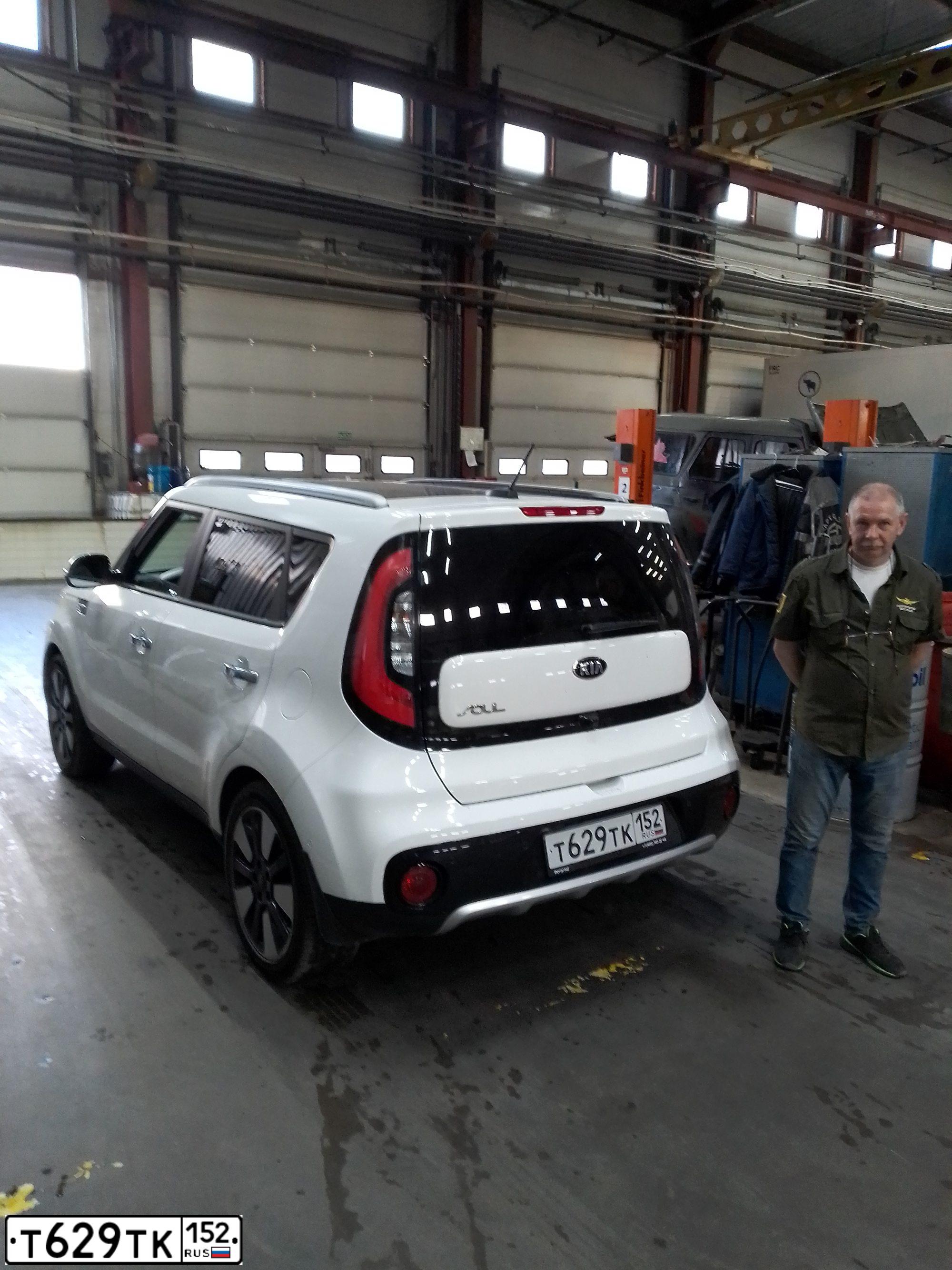 Фото автомобиля KIA SOUL, 2017 — госномер О999ХЕ152. Цвет: Белый