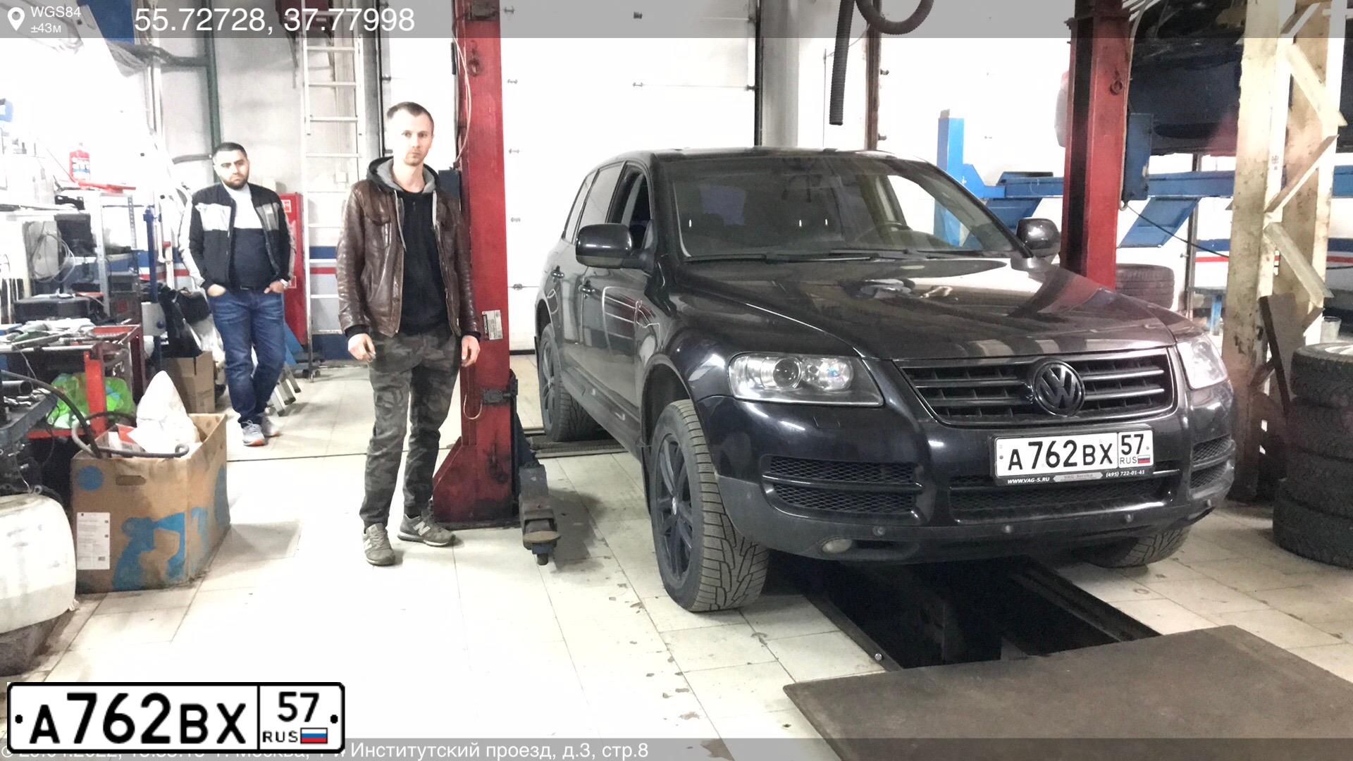 Фото автомобиля VOLKSWAGEN TOUAREG, 2005 — госномер Е118АН11. Цвет: ЧЕРНЫЙ