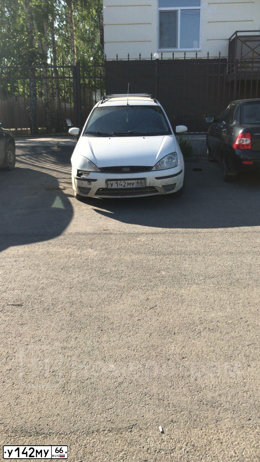 Фото автомобиля FORD FOCUS, 2003 — госномер Р273ТА196. Цвет: Белый