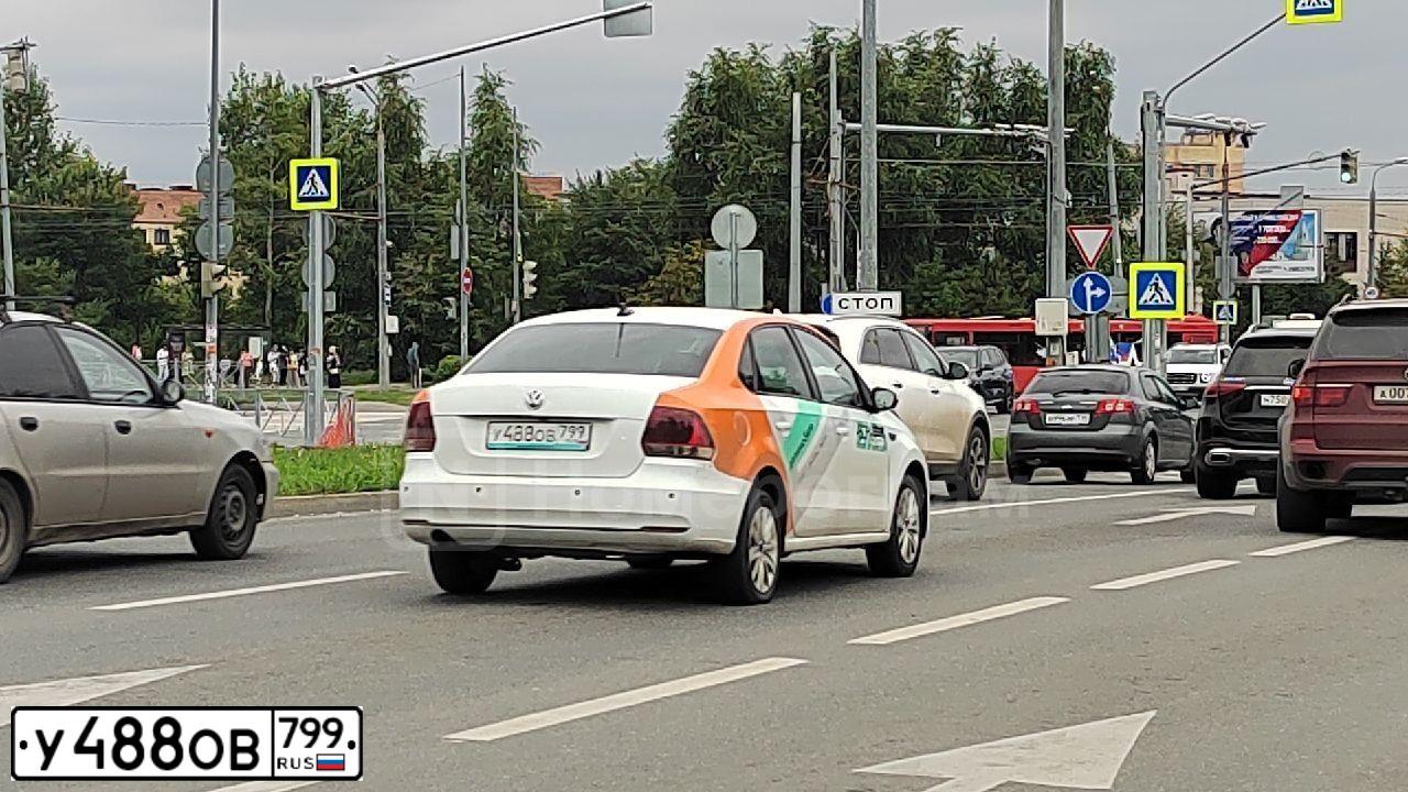 Фото автомобиля VOLKSWAGEN POLO, 2019 — госномер У488ОВ799. Цвет: Белый