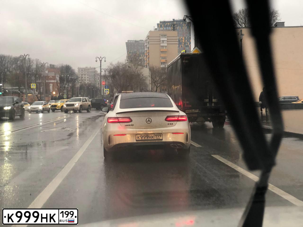 Фото автомобиля PORSCHE CAYENNE, 2016 — госномер В212ЕЕ797. Цвет: Коричневый
