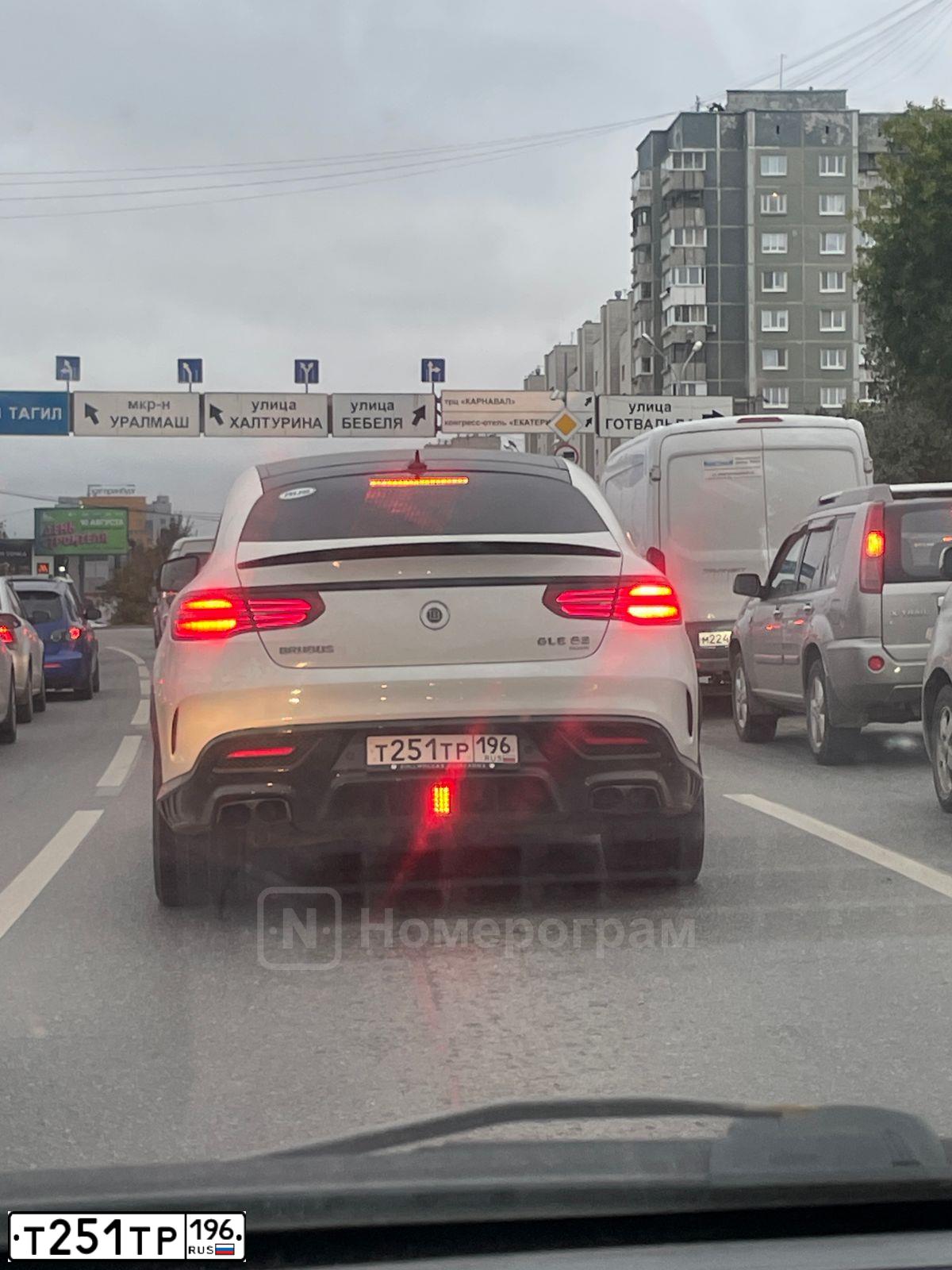 Фото автомобиля MERCEDES GLE-KLASSE, 2015 — госномер М218ТР95. Цвет: Белый