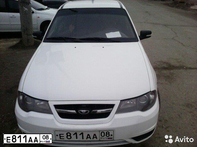 Фото автомобиля DAEWOO NEXIA, 2013 — госномер Е811АА08. Цвет: БЕЛО-ДЫМЧАТЫЙ