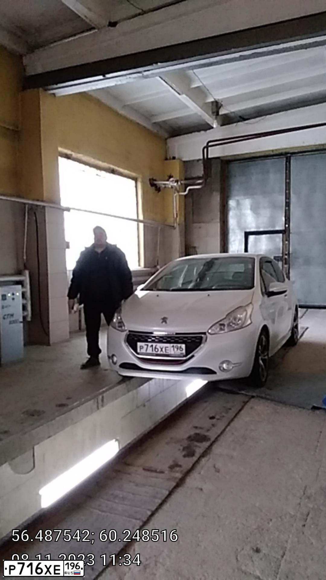 Фото автомобиля PEUGEOT 208, 2014 — госномер У936АВ196. Цвет: СЕРЫЙ