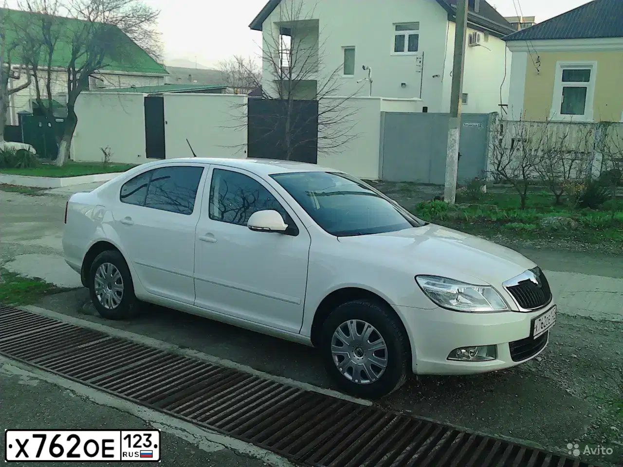 Фото автомобиля SKODA OCTAVIA, 2011 — госномер Р600УВ123. Цвет: БЕЛЫЙ