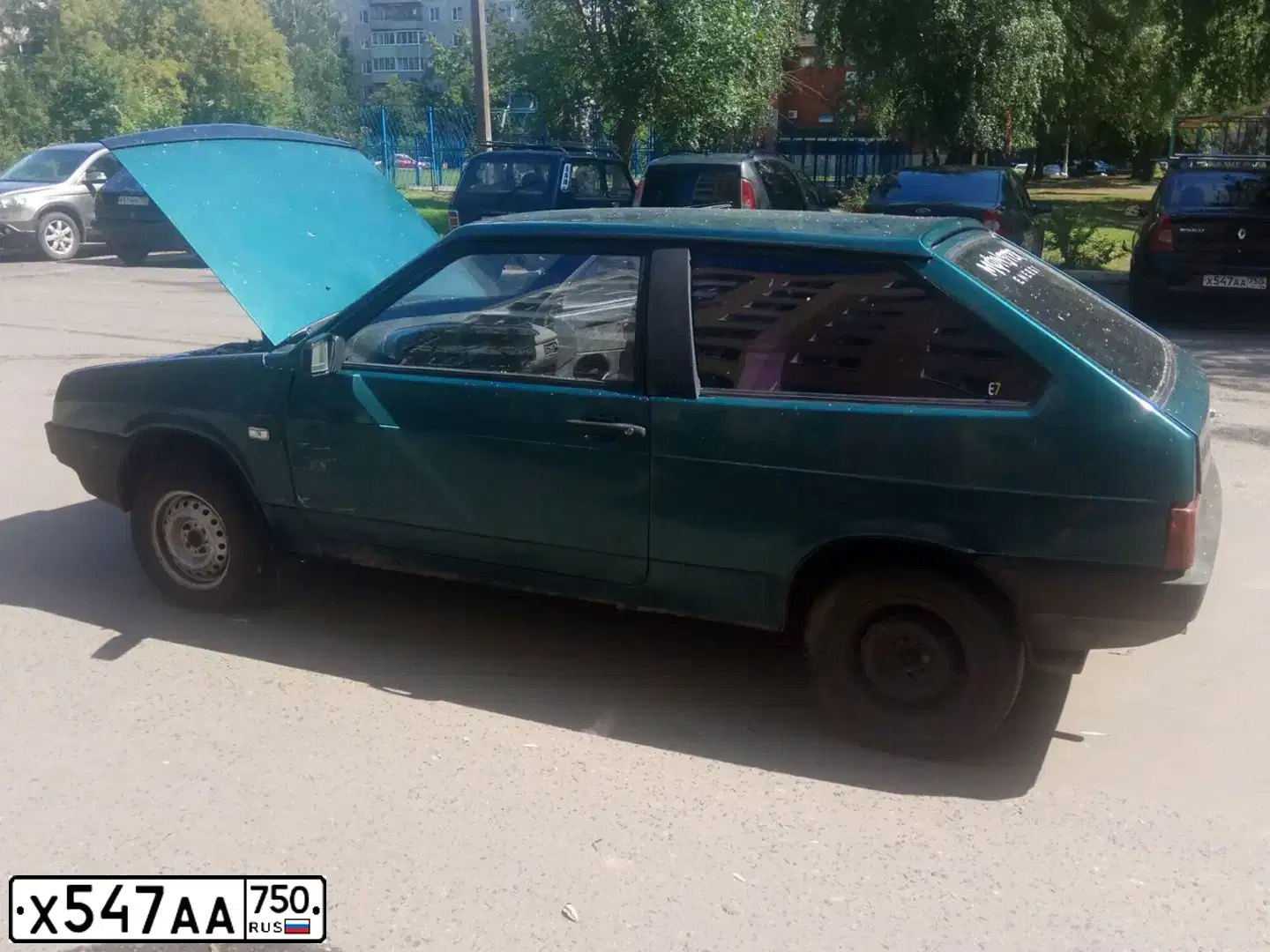 Фото автомобиля RENAULT LOGAN, 2010 — госномер Х547АА750. Цвет: ЧЕРНЫЙ