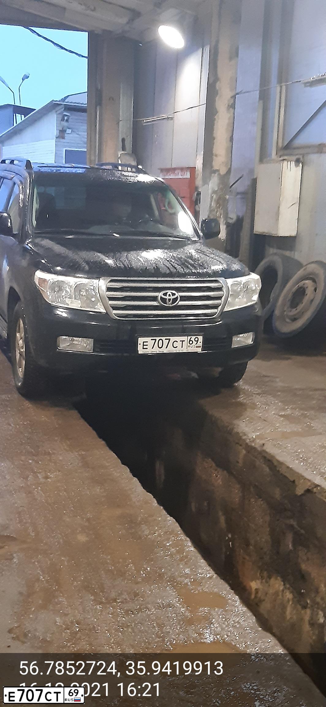 Фото автомобиля TOYOTA LANDCRUISER 200, 2008 — госномер Е707СТ69. Цвет: ЧЕРНЫЙ