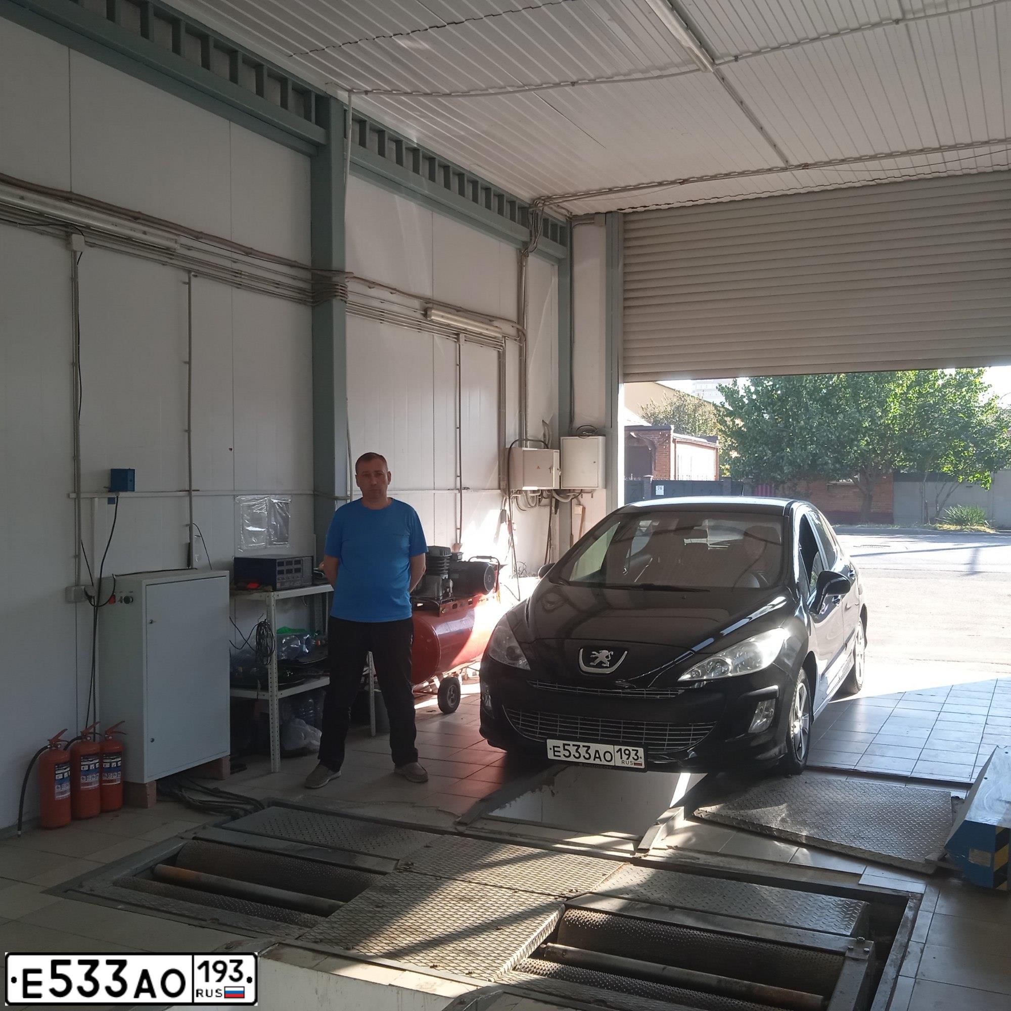 Фото автомобиля PEUGEOT 308, 2008 — госномер Е533АО193. Цвет: ЧЕРНЫЙ
