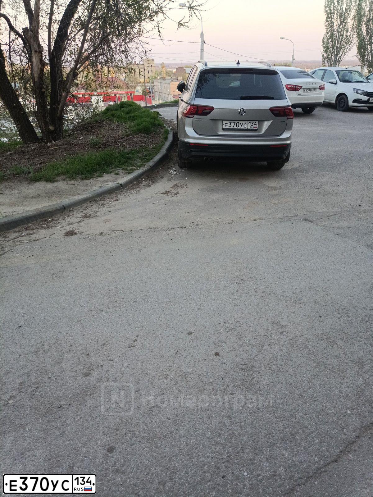 Фото автомобиля VOLKSWAGEN TIGUAN, 2019 — госномер Е370УС134. Цвет: СЕРЫЙ