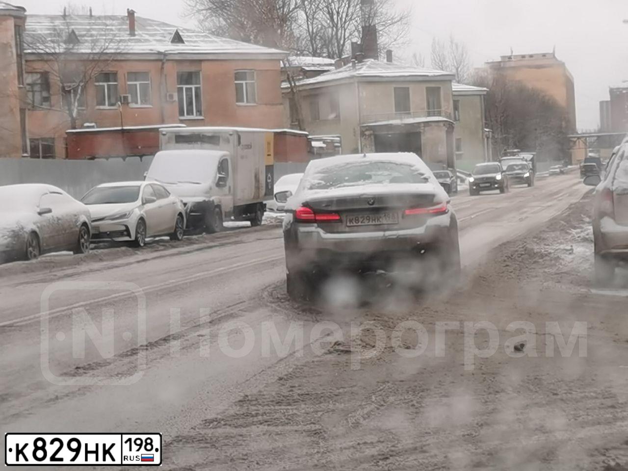 Фото автомобиля BMW 530D, 2020 — госномер Х305ХХ06. Цвет: СЕРЫЙ