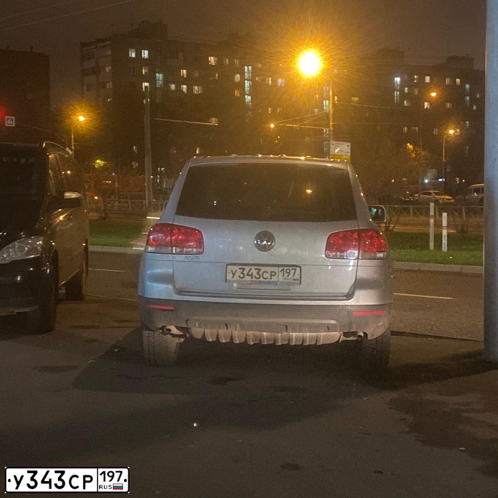 Фото автомобиля VOLKSWAGEN TOUAREG, 2005 — госномер У343СР197. Цвет: СЕРЫЙ СВЕТЛЫЙ