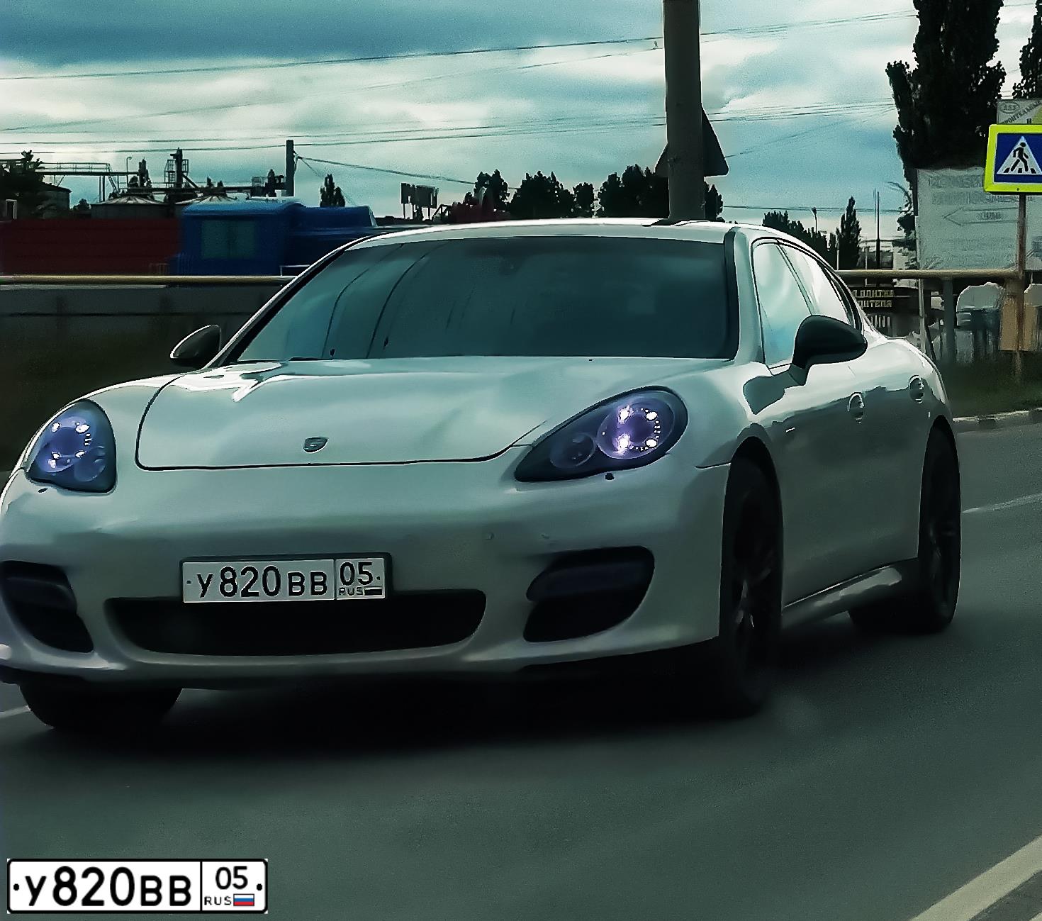 Фото автомобиля PORSCHE PANAMERA, 2010 — госномер Х868УТ178. Цвет: СЕРЫЙ