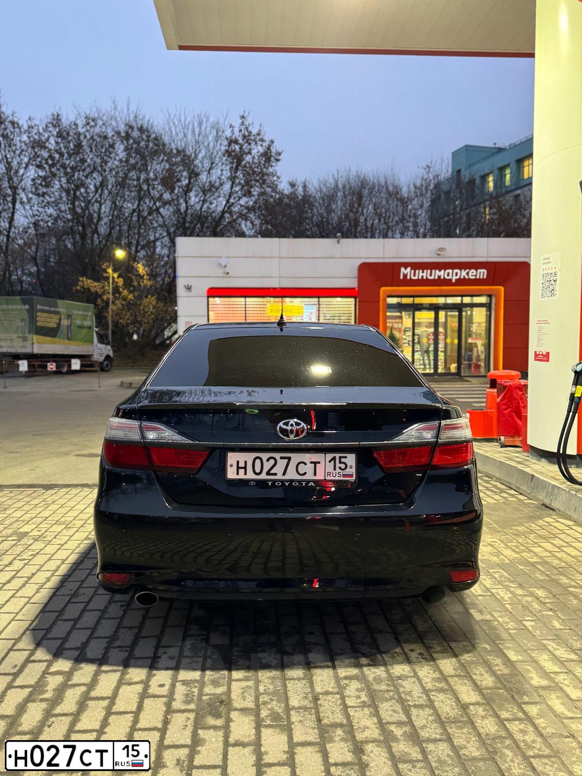 Фото автомобиля TOYOTA CAMRY, 2014 — госномер Н027СТ15. Цвет: СЕРЫЙ
