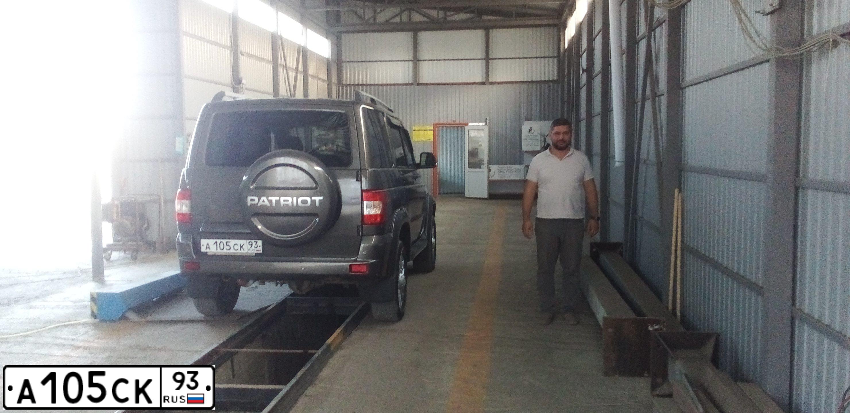 Фото автомобиля UAZ 3163 PATRIOT, 2018 — госномер А105СК93. Цвет: Коричнево-Серый Металлик