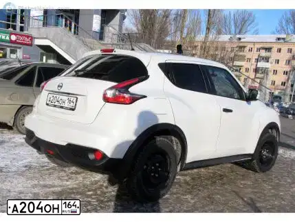 Фото автомобиля NISSAN JUKE, 2015 — госномер А204ОН164. Цвет: Белый