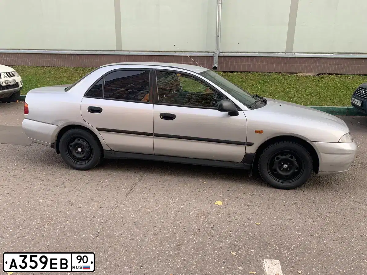 Фото автомобиля MITSUBISHI CARISMA, 1998 — госномер А359ЕВ90. Цвет: СЕРЫЙ