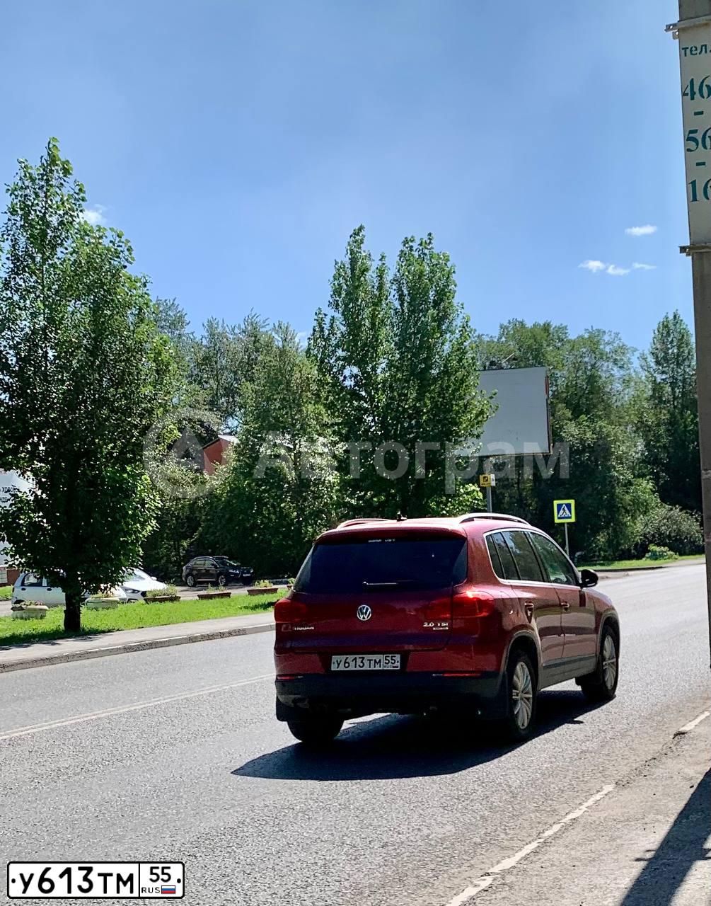 Фото автомобиля VOLKSWAGEN TIGUAN, 2011 — госномер У613ТМ55. Цвет: Красный