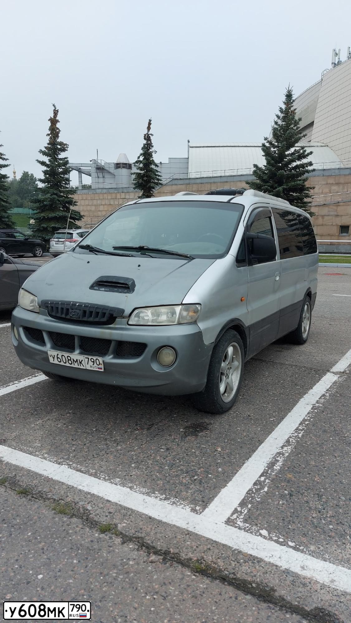 Фото автомобиля HYUNDAI H 1/H 100/STAREX, 2002 — госномер У608МК790. Цвет: СЕРЫЙ(ТЕМНО-СЕРЫЙ)
