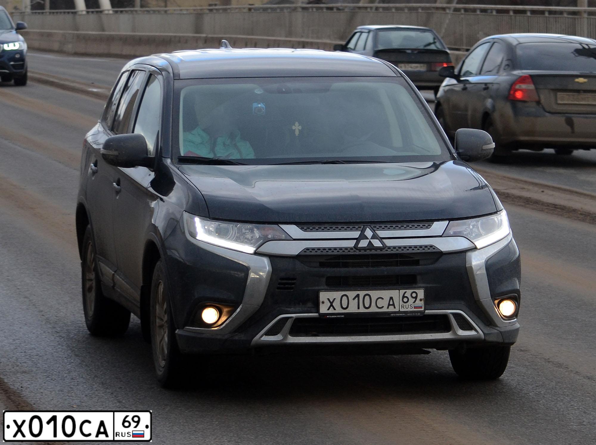 Фото автомобиля MITSUBISHI OUTLANDER, 2019 — госномер М057КА138. Цвет: Темно-синий