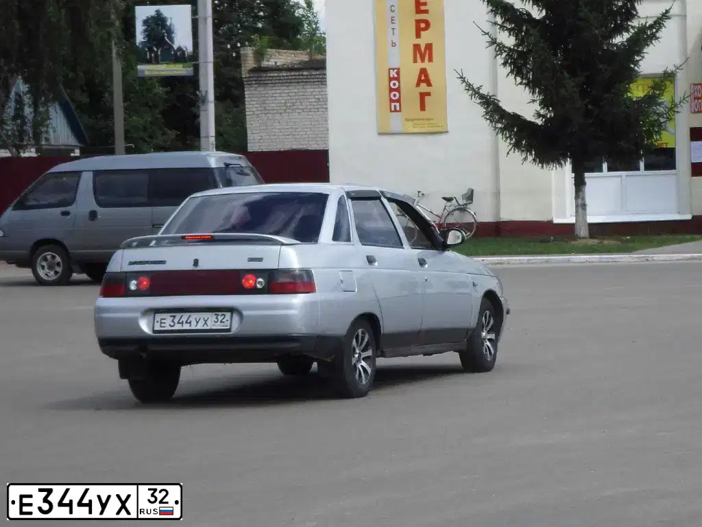 Фото автомобиля LADA 2110, 2001 — госномер Е344УХ32. Цвет: Серебристый