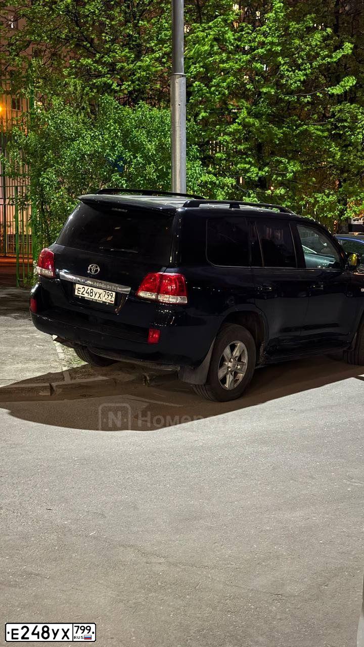 Фото автомобиля TOYOTA LANDCRUISER 200, 2007 — госномер Е248УХ799. Цвет: ЧЕРНЫЙ