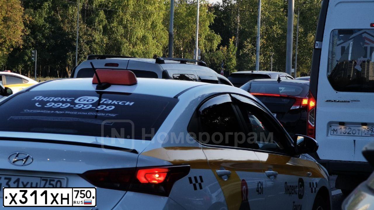Фото автомобиля MERCEDES V-KLASSE, 2019 — госномер Е459ХУ198. Цвет: ЧЕРНЫЙ