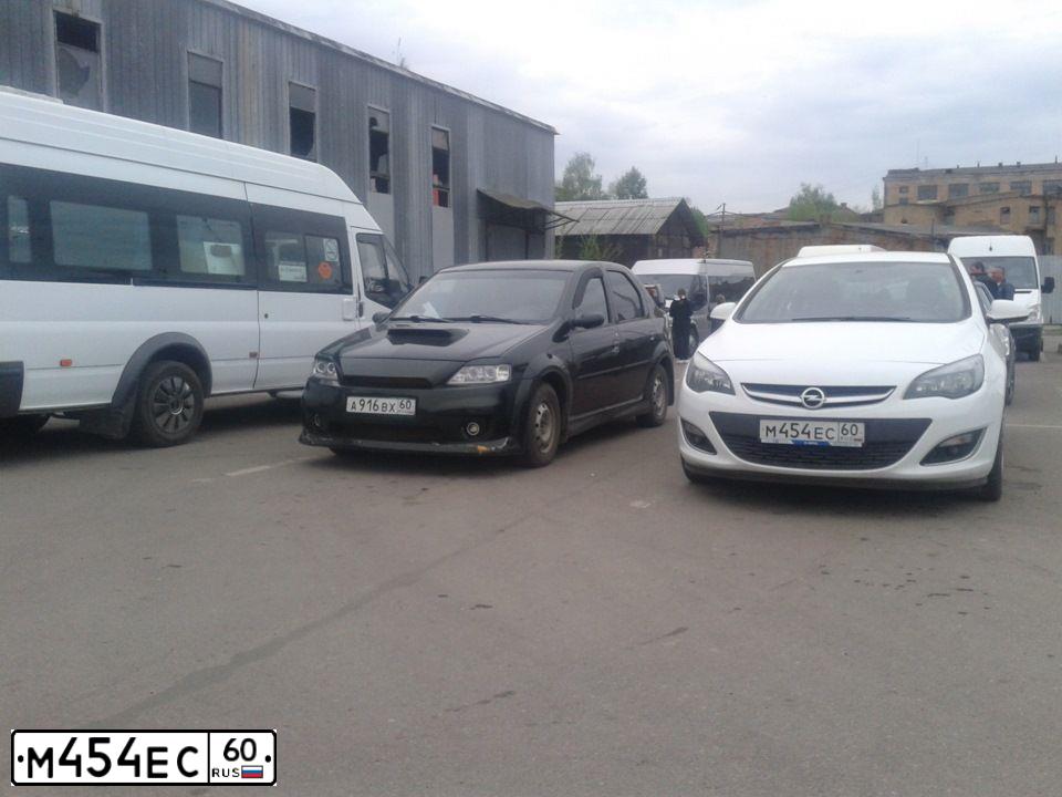 Фото автомобиля OPEL ASTRA, 2013 — госномер М635ВМ35. Цвет: Многоцветный Белый-Черный