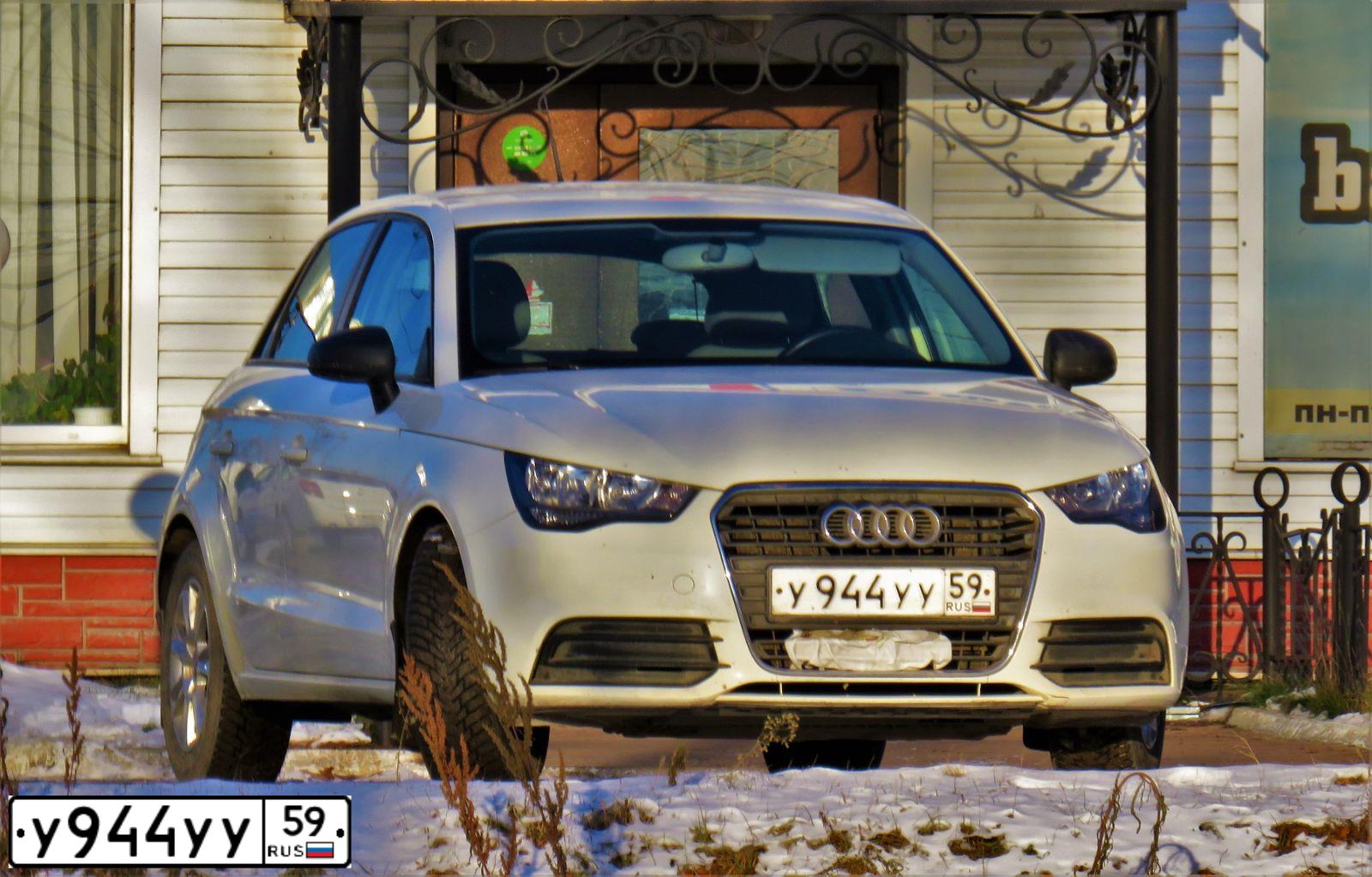 Фото автомобиля FORD FOCUS, 2004 — госномер У977ХР102. Цвет: СВЕТЛО-СЕРЫЙ