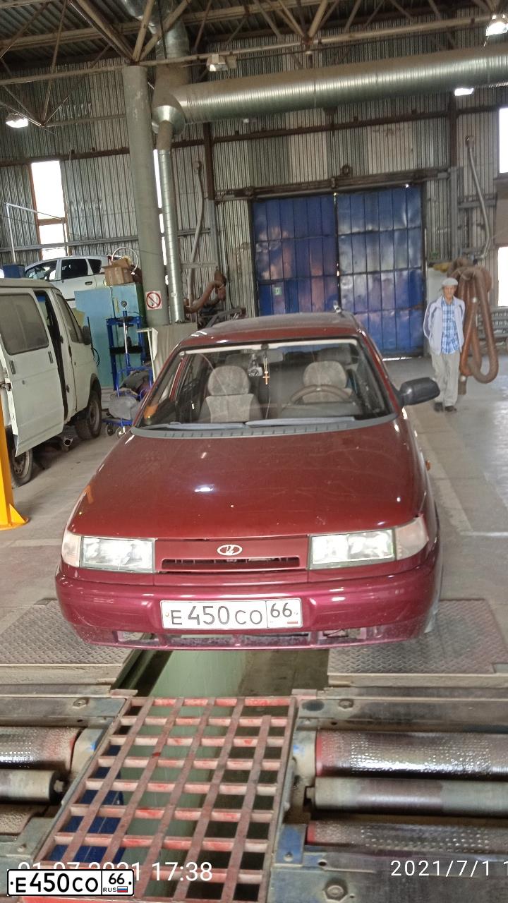 Фото автомобиля LADA 2111, 1999 — госномер Е450СО66. Цвет: Красный