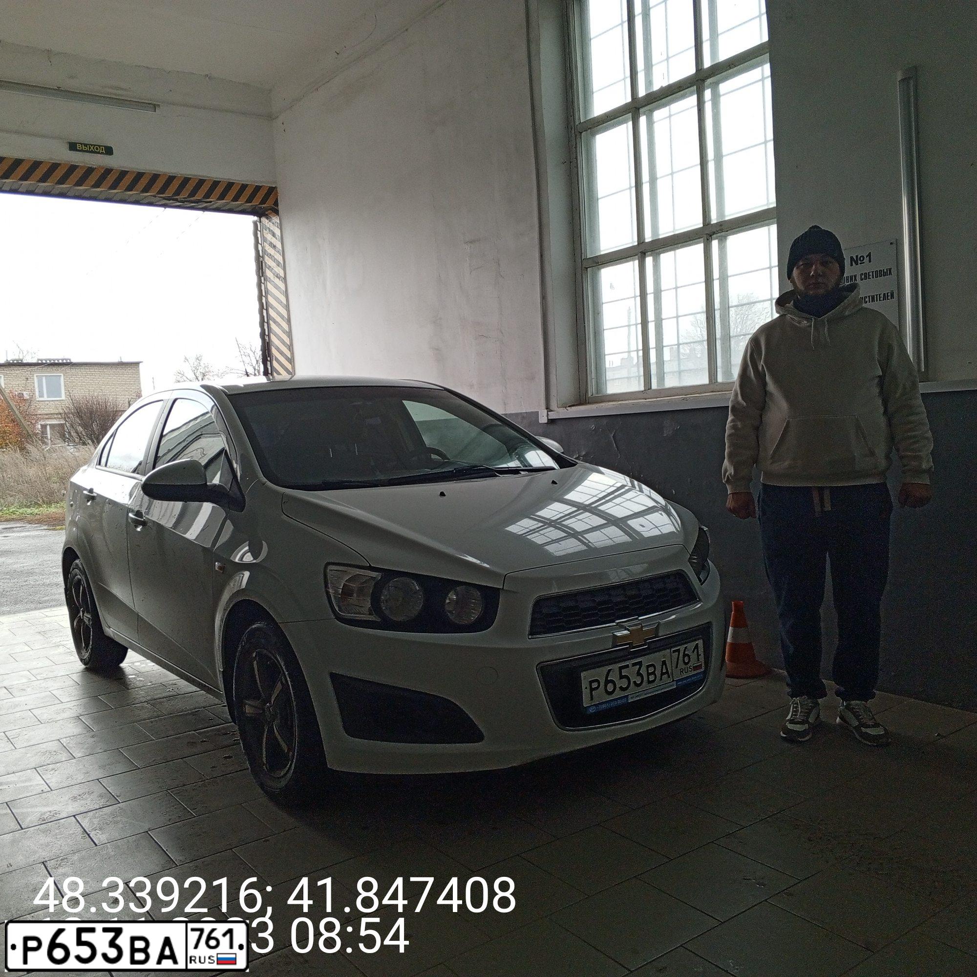 Фото автомобиля CHEVROLET AVEO, 2012 — госномер Р653ВА761. Цвет: Белый