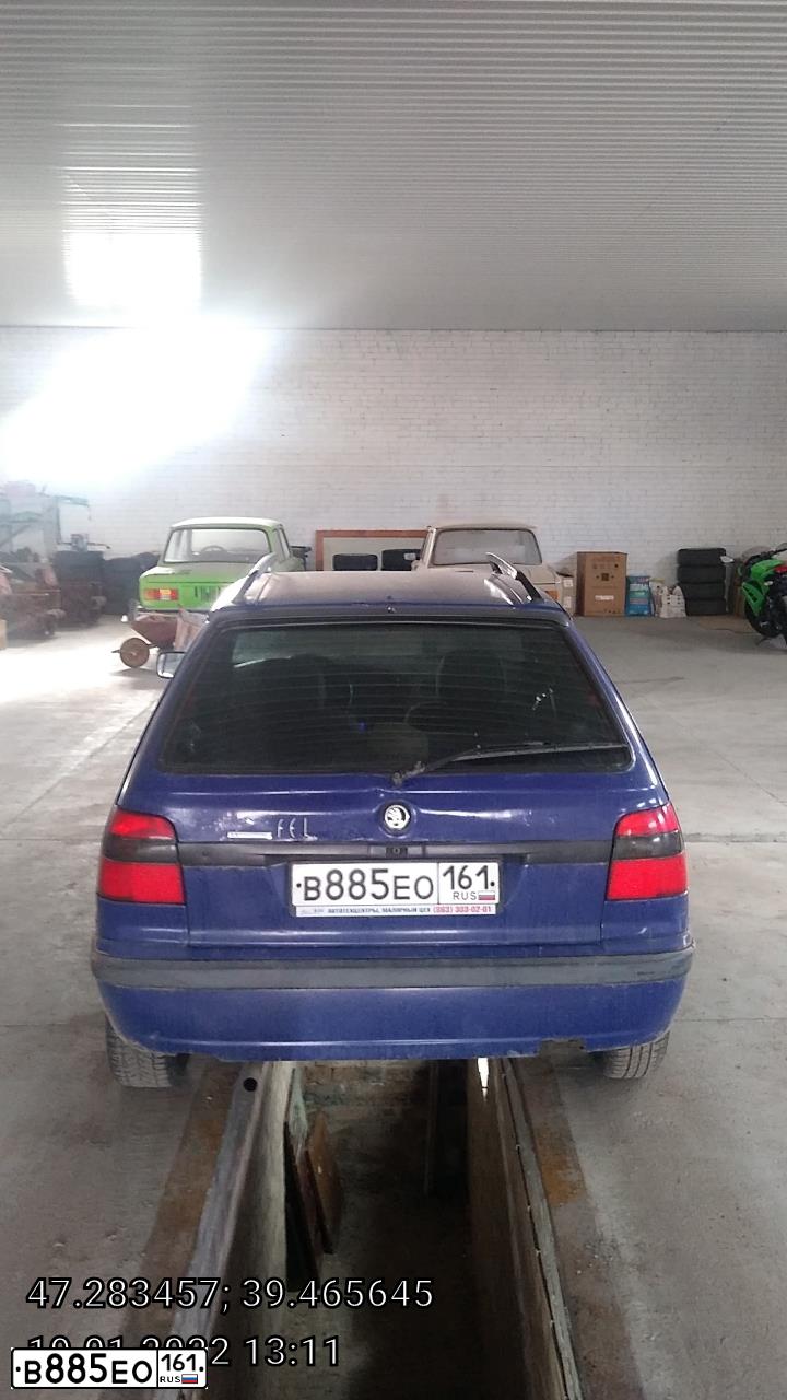 Фото автомобиля SKODA FELICIA, 1998 — госномер В885ЕО161. Цвет: синий