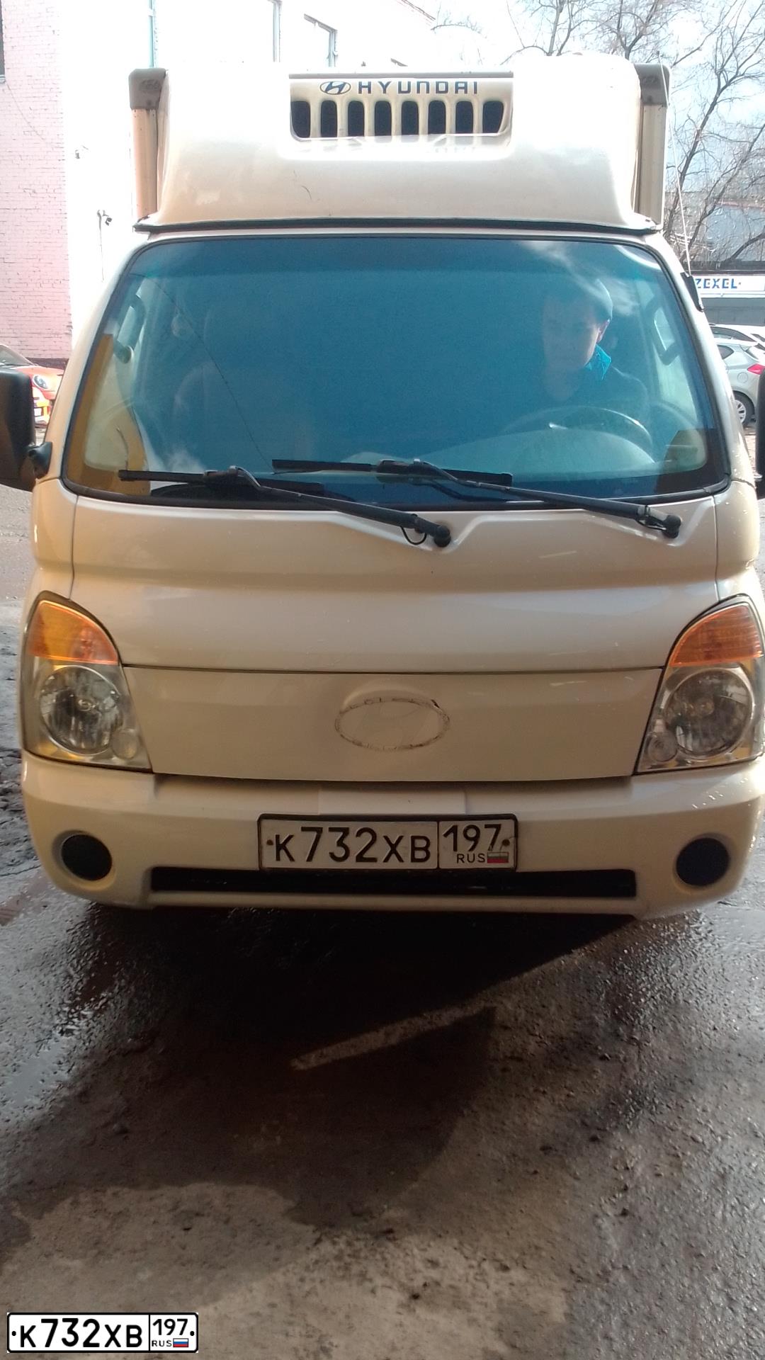 Фото автомобиля HYUNDAI PORTER, 2011 — госномер Р290АЕ82. Цвет: Белый