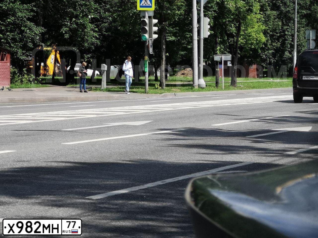 Фото автомобиля VOLKSWAGEN PASSAT, 1998 — госномер Х982МН77. Цвет: СИНИЙ