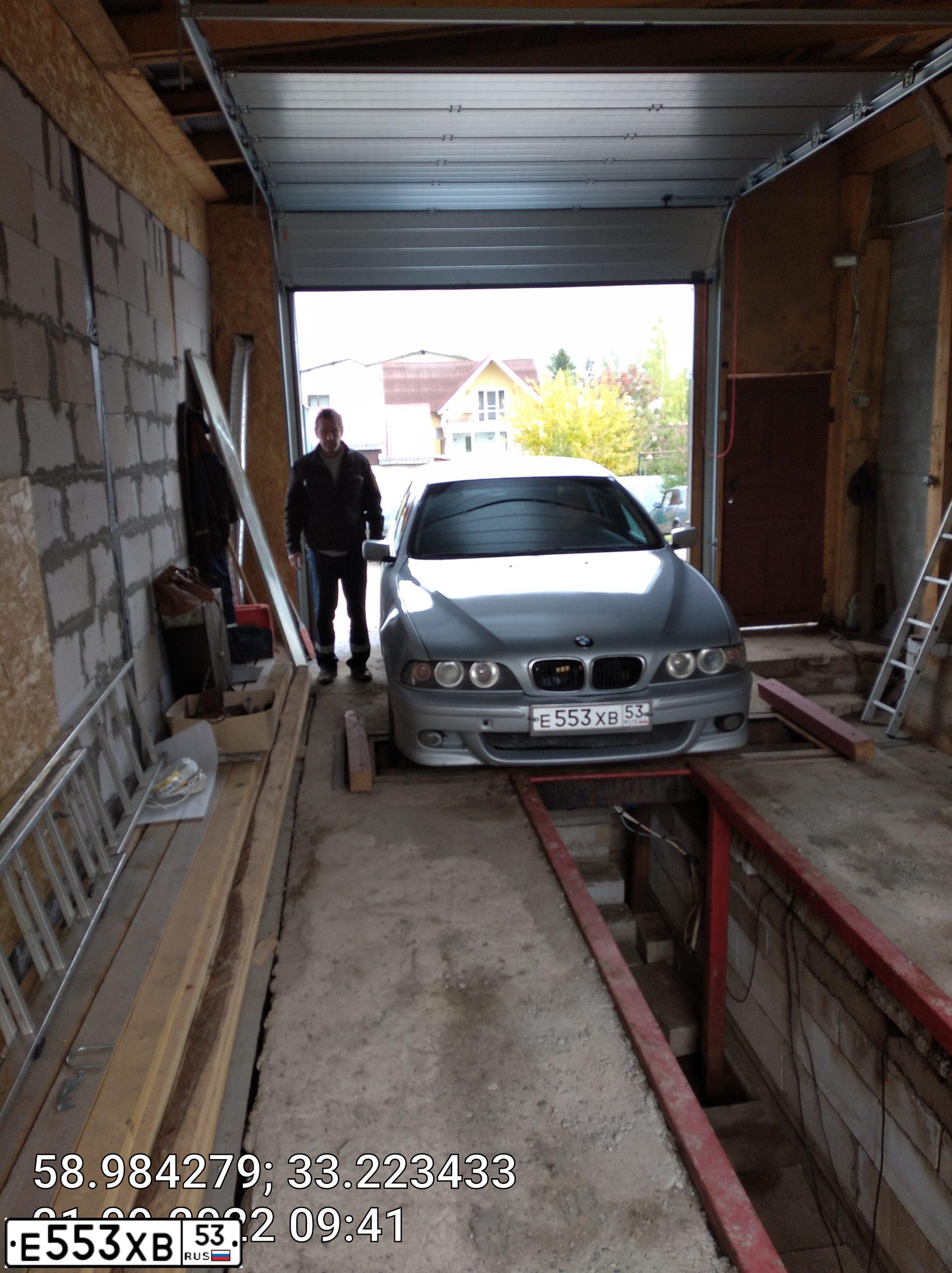 Фото автомобиля BMW SERIE 5, 1997 — госномер Е553ХВ53. Цвет: СЕРЫЙ