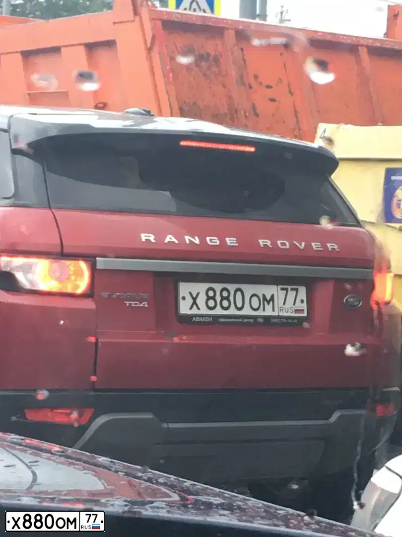Фото автомобиля LANDROVER RANGE ROVER EVOQUE, 2013 — госномер У526АР799. Цвет: Красный