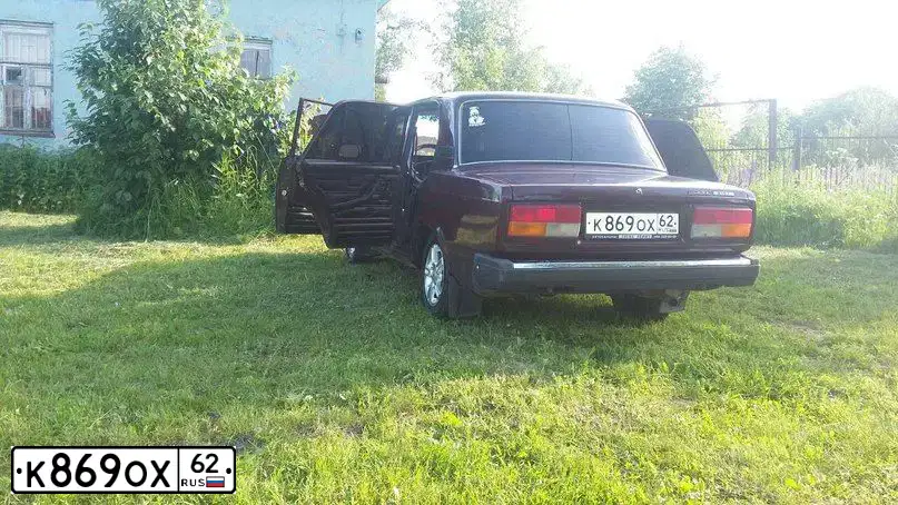 Фото автомобиля LADA 2107 LADA, 2005 — госномер А410ТО799. Цвет: ТЕМНО-ВИШНЕВЫЙ