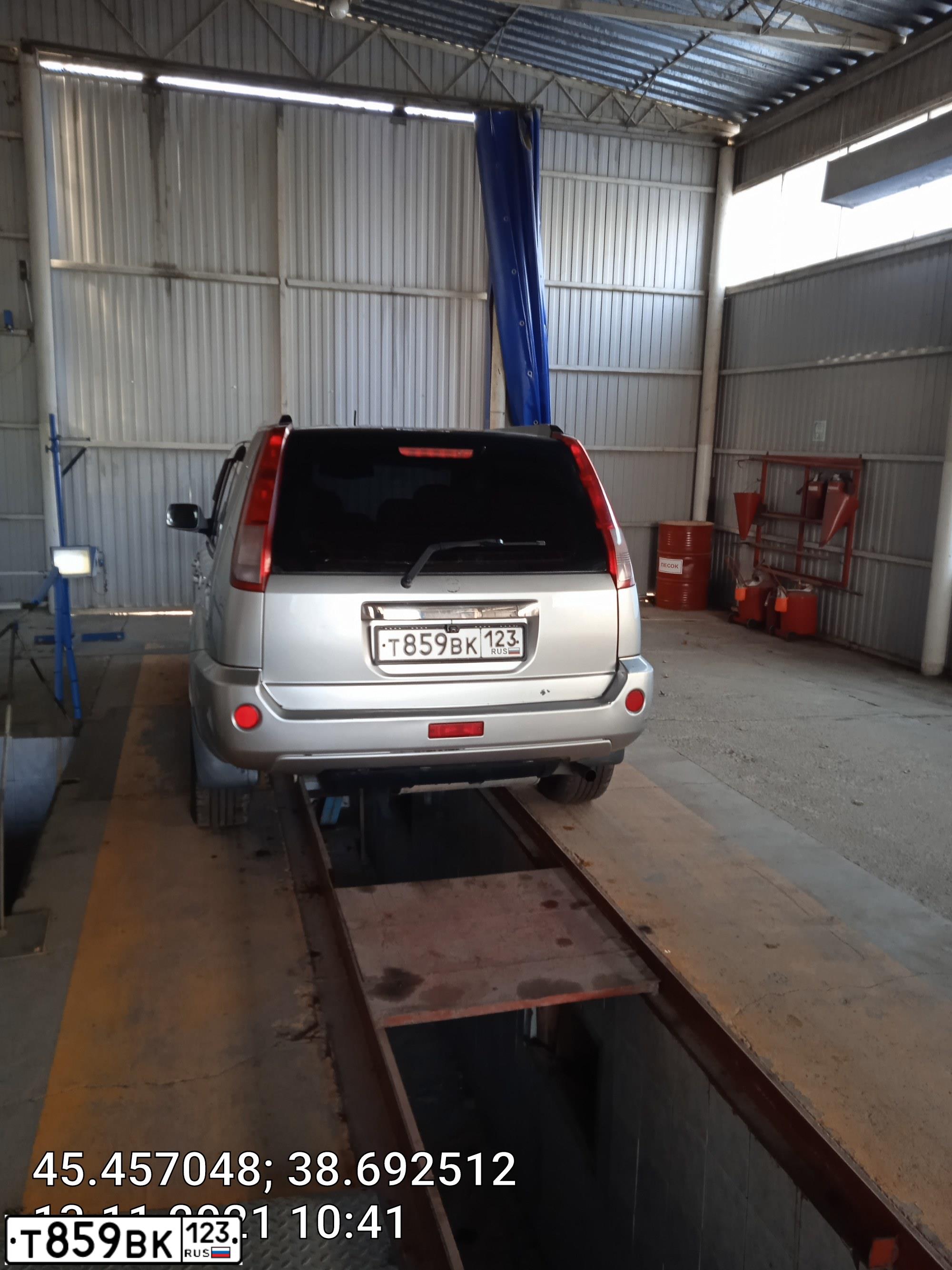 Фото автомобиля NISSAN X-TRAIL, 2004 — госномер М138АУ180. Цвет: СЕРЫЙ