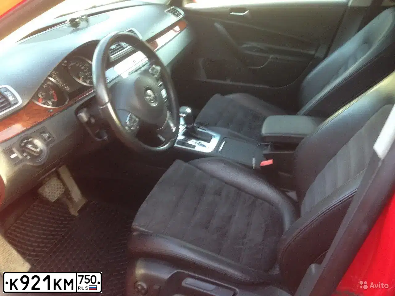 Фото автомобиля VOLKSWAGEN PASSAT, 2010 — госномер С010АМ46. Цвет: Красный