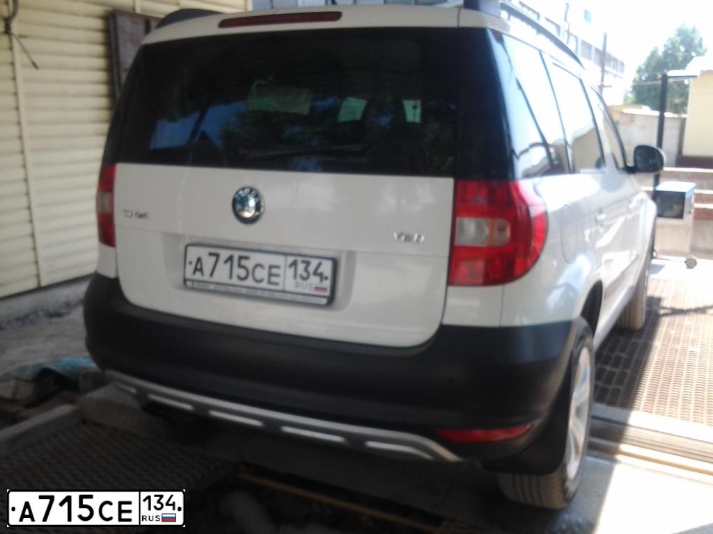Фото автомобиля SKODA YETI, 2013 — госномер А715СЕ134. Цвет: БЕЛЫЙ
