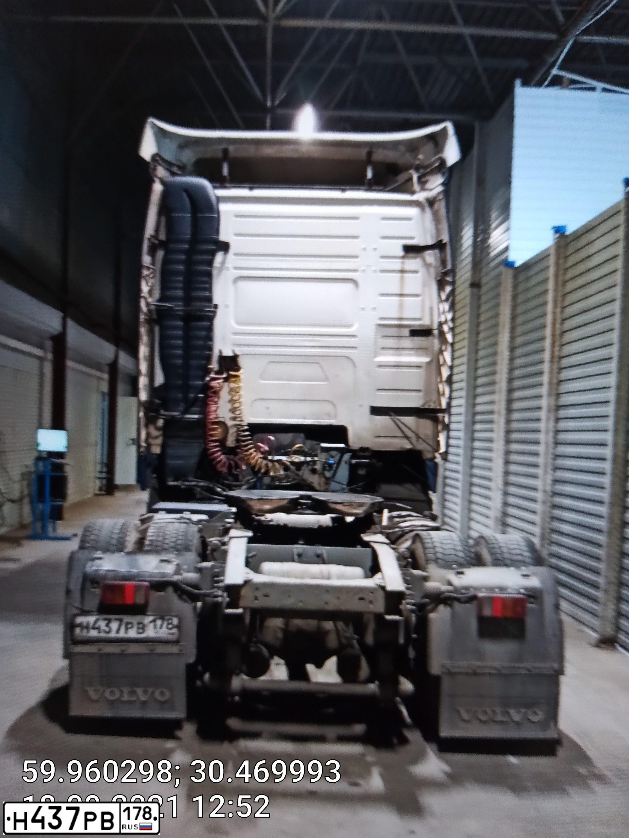 Фото автомобиля VOLVO SERIE FH /4X2/, 2000 — госномер Н437РВ178. Цвет: Белый