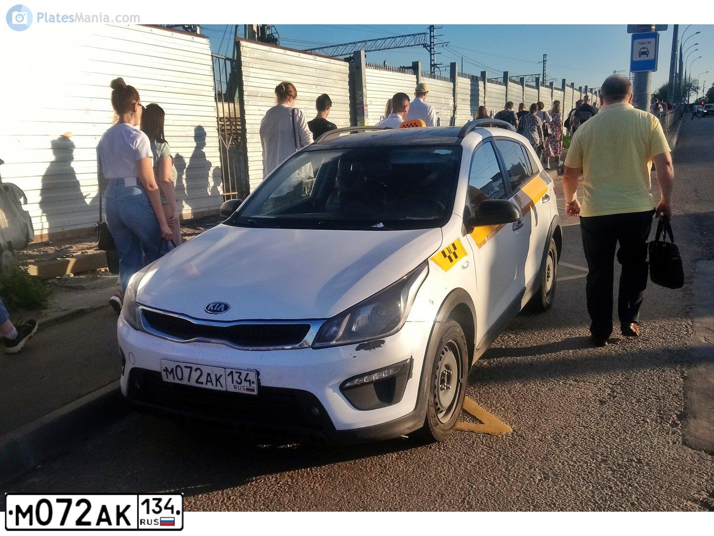 Фото автомобиля KIA RIO, 2019 — госномер М072АК134. Цвет: БЕЛЫЙ-ЖЕЛТЫЙ-СЕРЫЙ