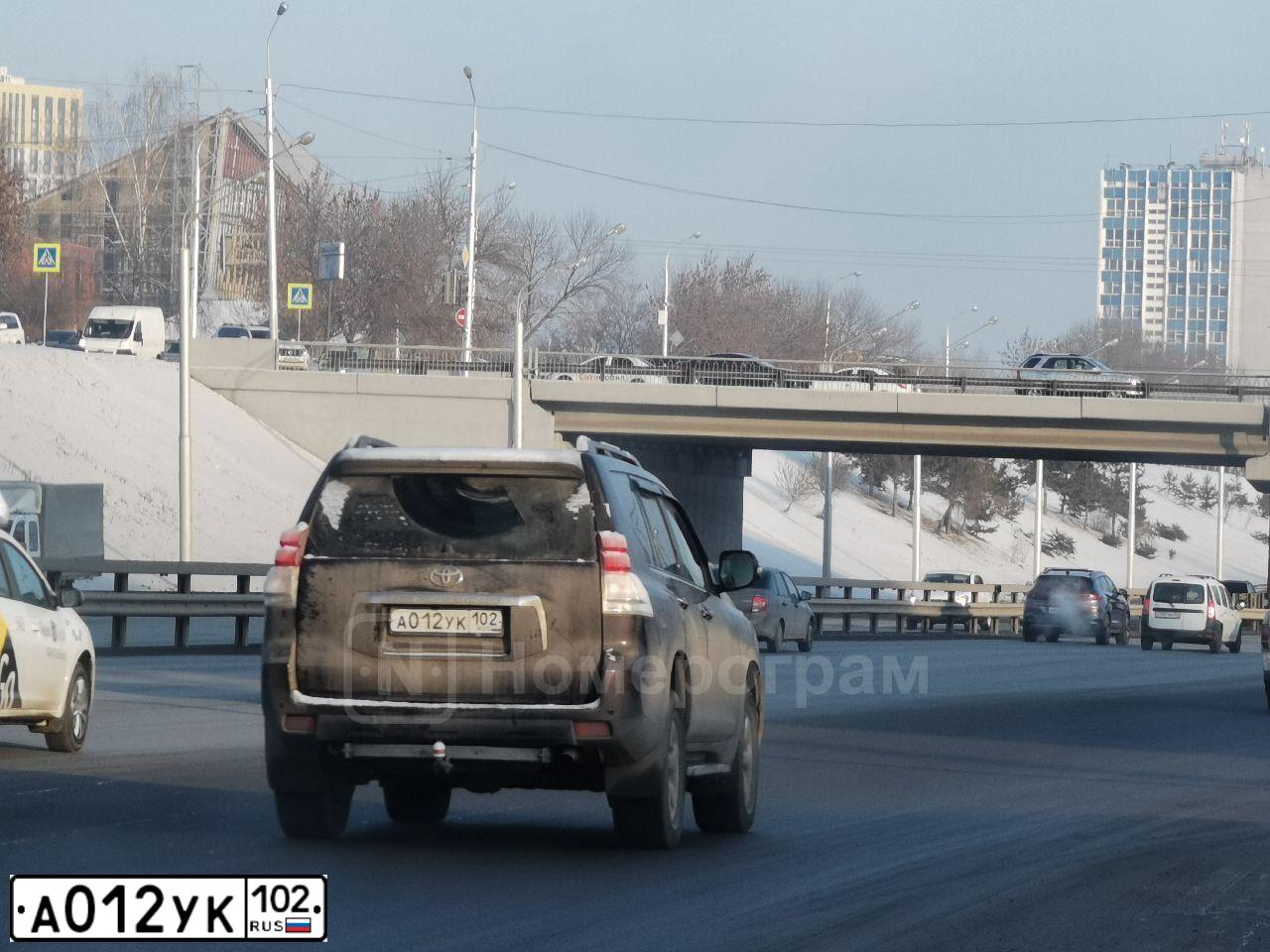 Фото автомобиля TOYOTA LANDCRUISER, 2012 — госномер А012УК102. Цвет: ТЕМНО-БОРДОВЫЙ