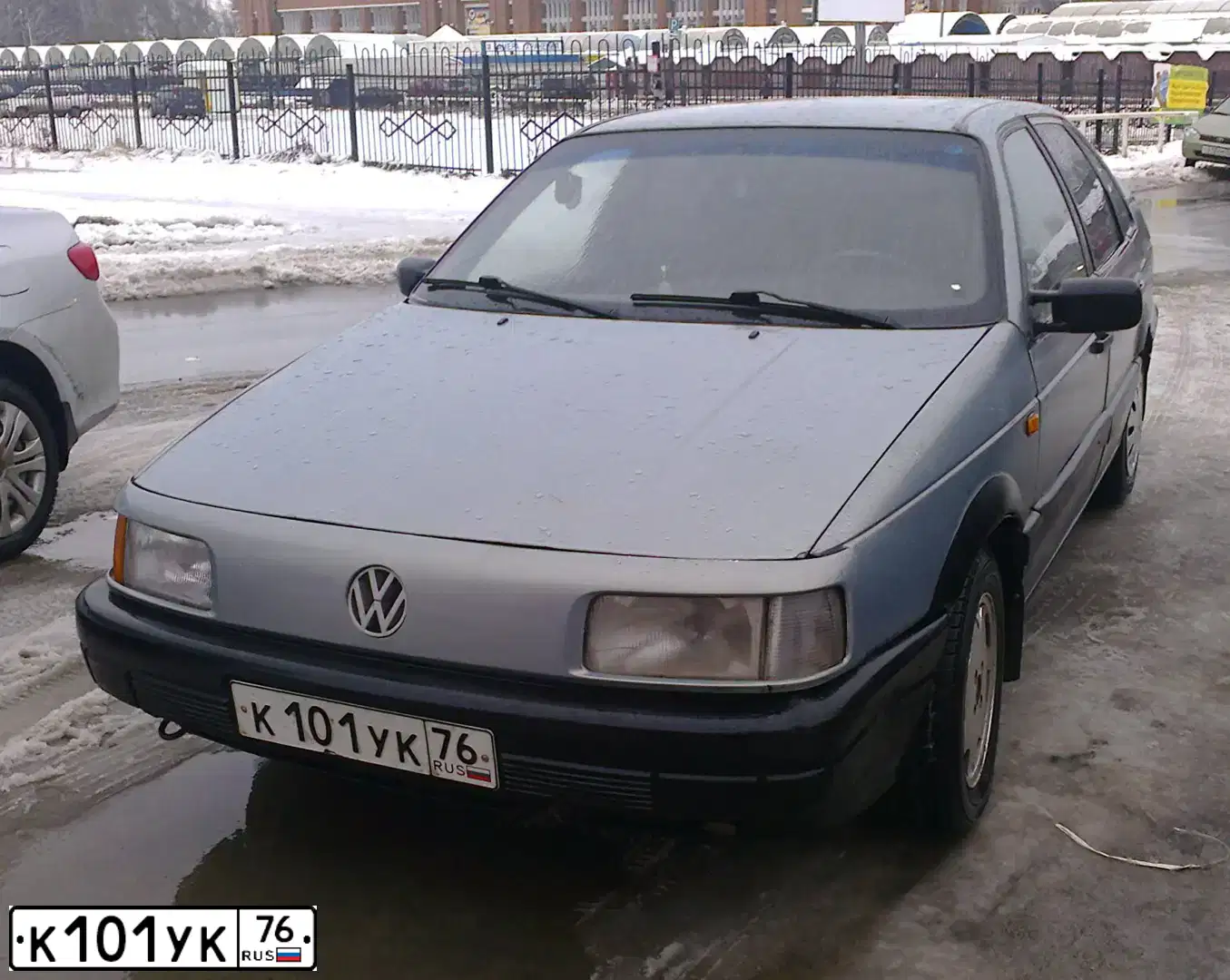 Фото автомобиля VOLKSWAGEN PASSAT, 1991 — госномер К101УК76. Цвет: Серый