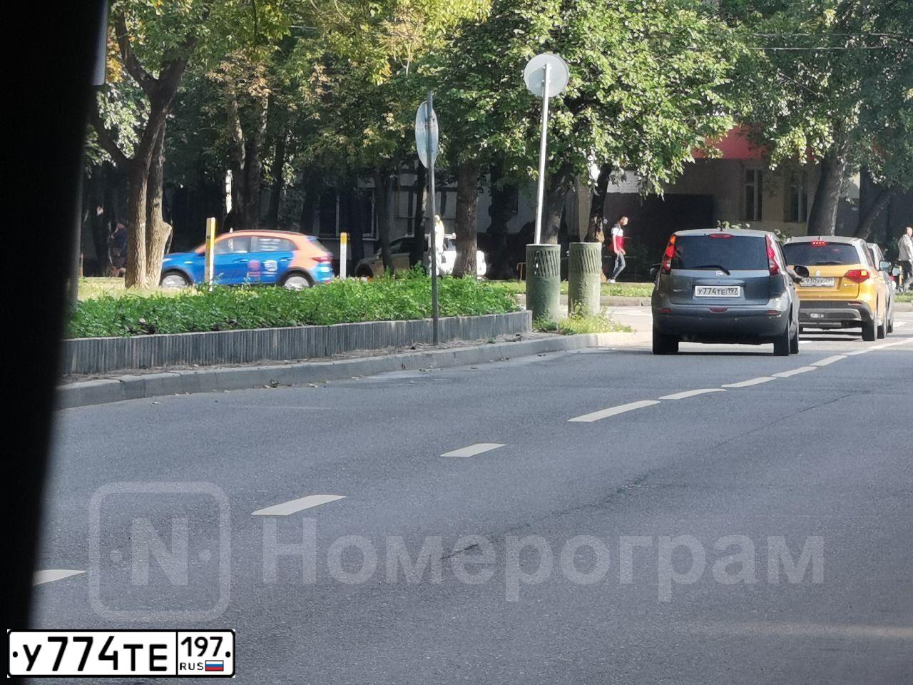 Фото автомобиля NISSAN NOTE, 2012 — госномер У774ТЕ197. Цвет: СЕРЫЙ