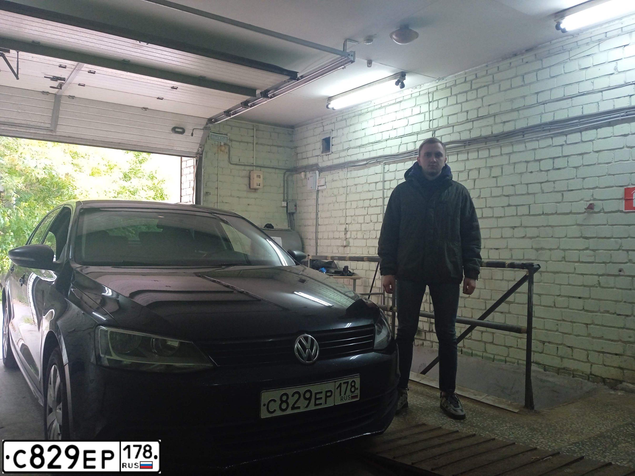 Фото автомобиля VOLKSWAGEN JETTA, 2012 — госномер С829ЕР178. Цвет: ЧЕРНЫЙ