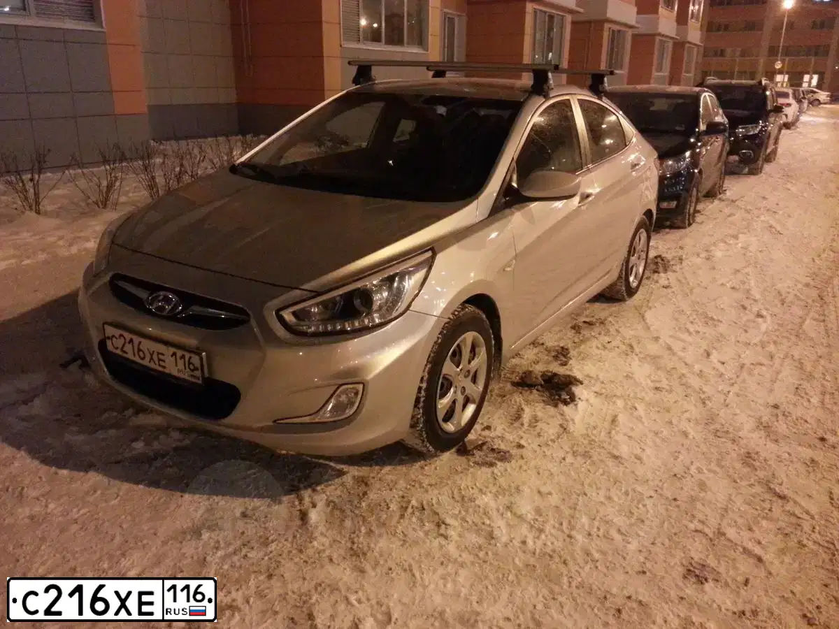 Фото автомобиля HYUNDAI SOLARIS, 2013 — госномер Н137КТ716. Цвет: Серебристый