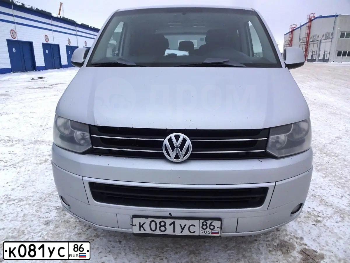 Фото автомобиля VOLKSWAGEN CARAVELLE, 2011 — госномер Е948МР198. Цвет: СЕРЕБРИСТЫЙ